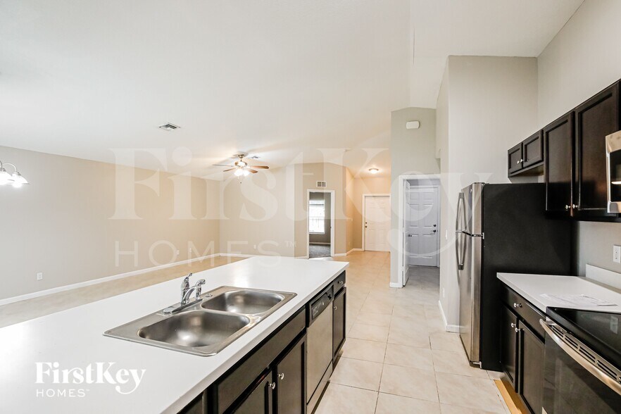 Building Photo - 931 SE Thornhill Dr