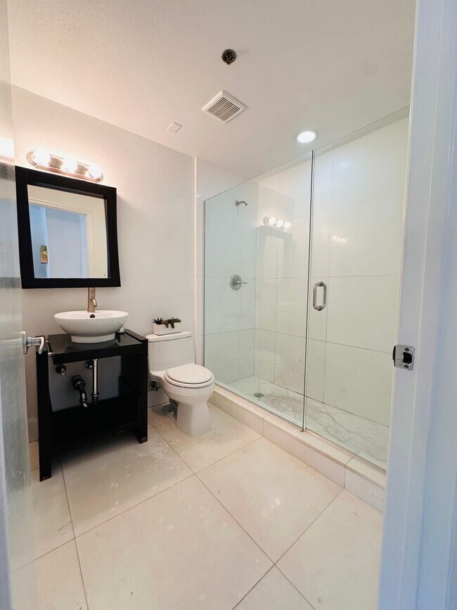 Building Photo - Bright and furnished 1/1 in classy remodel...