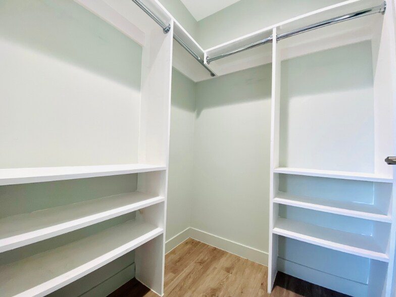 Building Photo - 1535 N Kenmore Ave