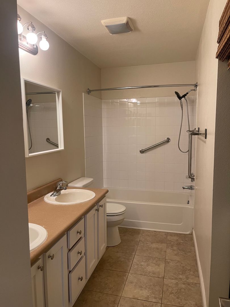 Building Photo - Adorable 2bd Condo in Federal Way