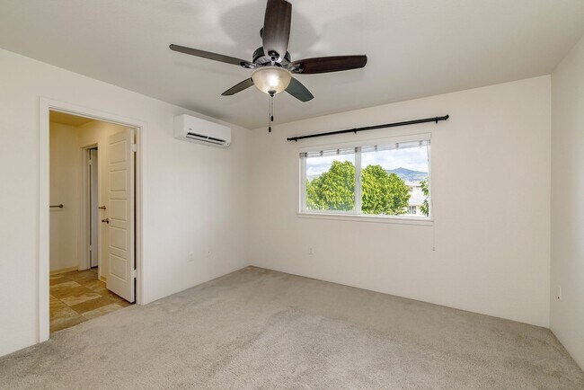Building Photo - Stunning 3-bedroom and 2.5 Bath - Located ...