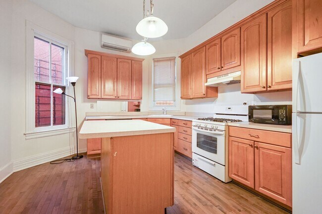 Building Photo - Available Now! 3 bedroom, 1.5 bathrooms hi...