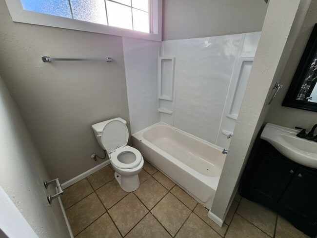 Building Photo - Spacious 3-Bedroom, 2-Bathroom Home AVAILABLE NOW!!