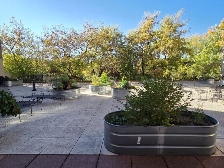 Building Photo - 1515 N Van Buren St