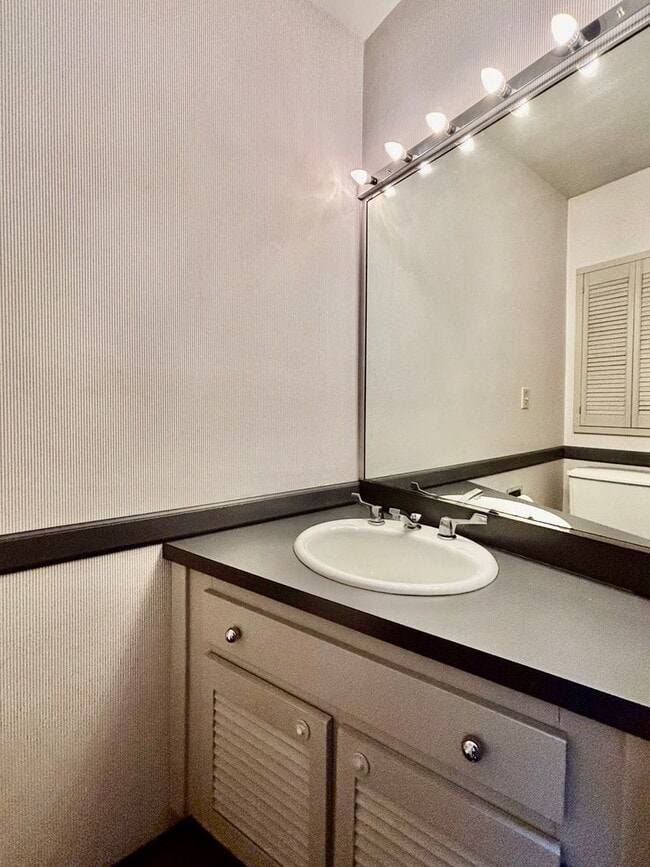 Building Photo - 2 Bed / 1.5 60-01 Redmond Townhouse $2,695/mo