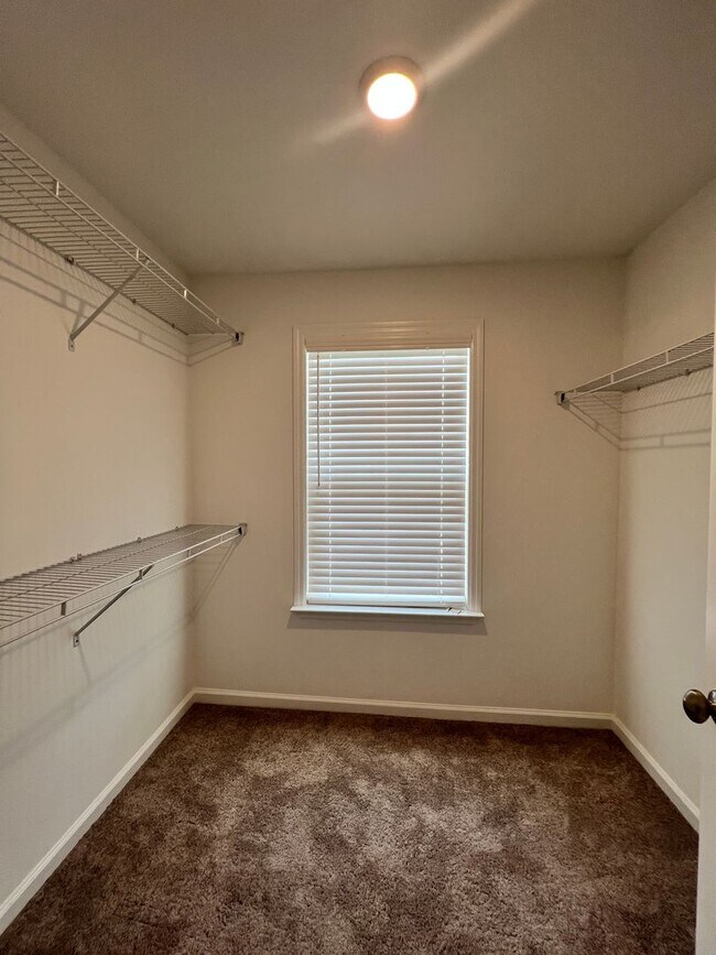 Building Photo - 3BR/2.5 BATH Townhome with Garage & Fenced...