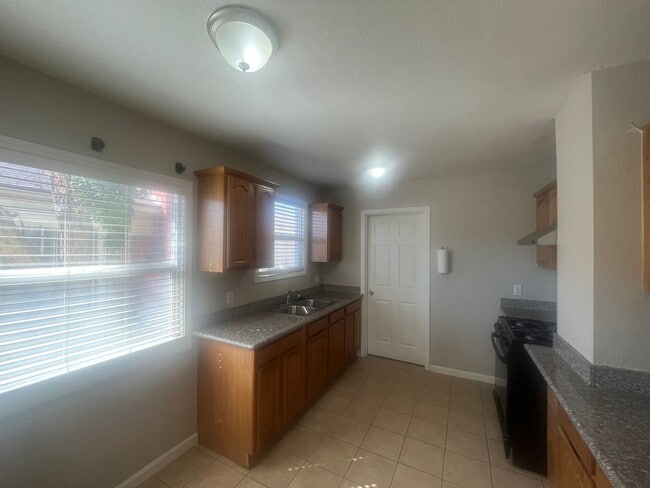 Building Photo - AMSI - Sunny One Bedroom