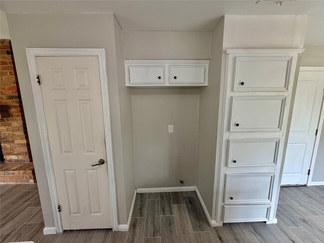 Building Photo - 7876 Bender Rd