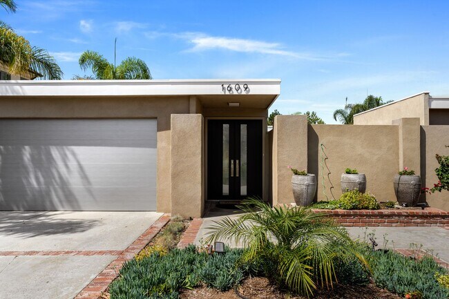 Building Photo - REMODELED 4 BD/3.5 BA RANCH STYLE HOME IN DOVER SHORES