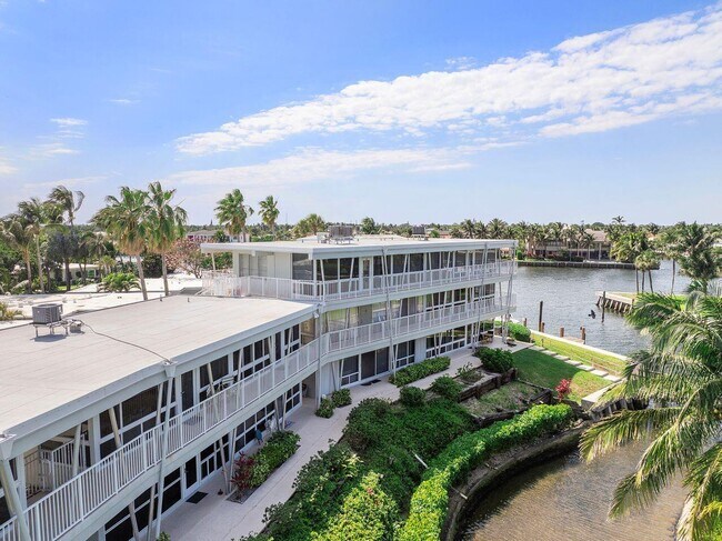 Building Photo - 1221 Hillsboro Mile