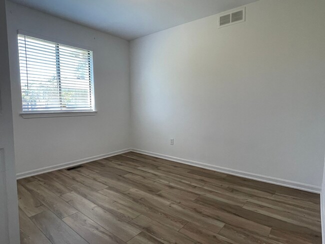 Building Photo - 2-Bedroom Duplex with full basement, 1-Car...