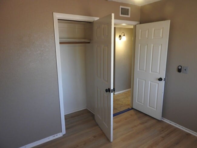 Building Photo - 4 Bedroom with large yard