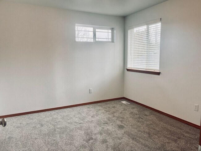 Building Photo - Enormous 4 Bed 2.5Bath + Bonus Room Great Lacey Neighborhood