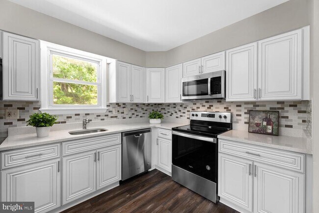 Building Photo - 6100 Hellen Lee Dr