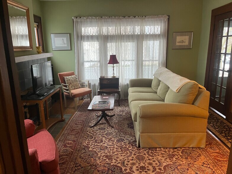 Building Photo - 719 W 2nd St