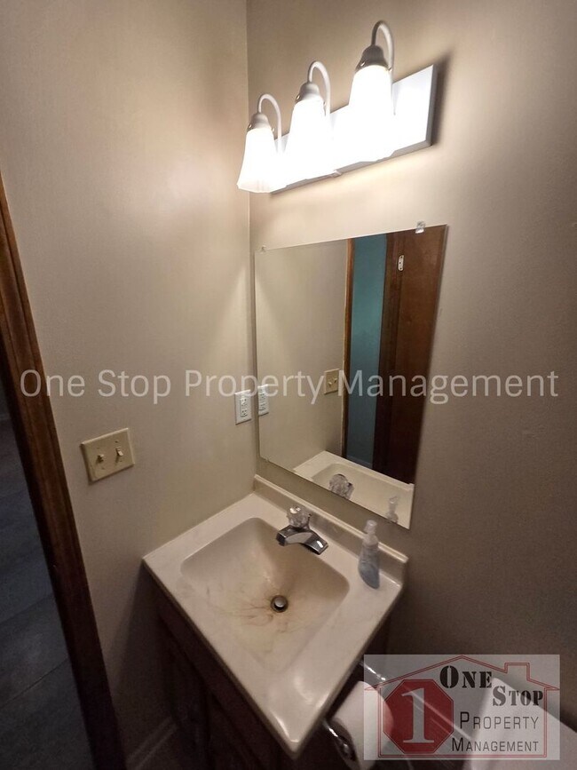 Building Photo - Spacious 3 bedroom, 2 bathroom duplex in Kansas City North!