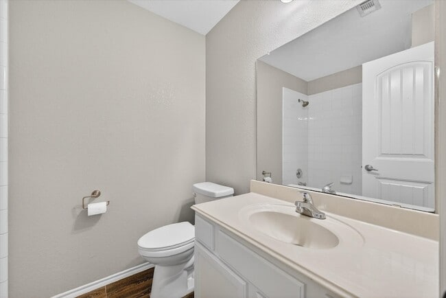 Building Photo - 3304 Glenmore Dr