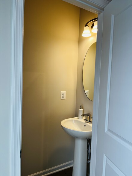 Building Photo - 4944 Dunhaven Dr