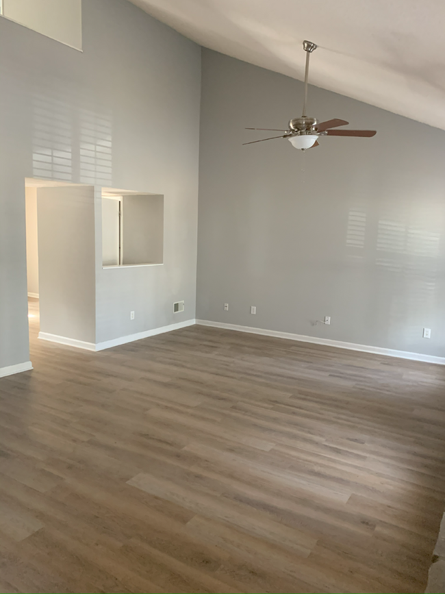 Building Photo - 272 Toweridge Dr SW