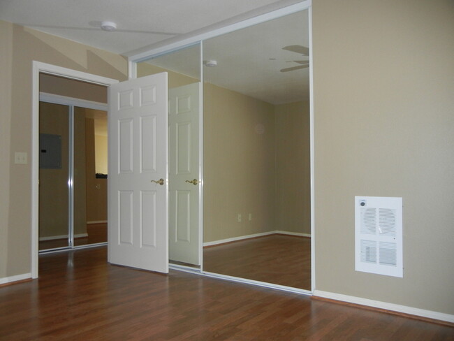 Building Photo - Beautiful remodeled 1 bedroom 1 bath apart...