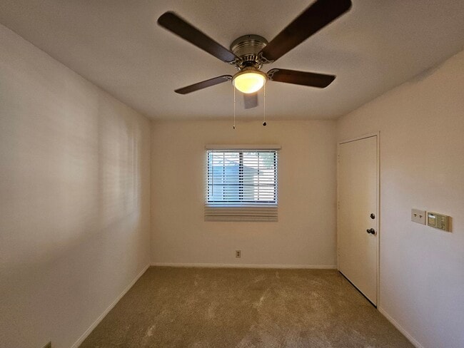 Building Photo - **Charming 3-Bedroom Home in Burbank Rancho**