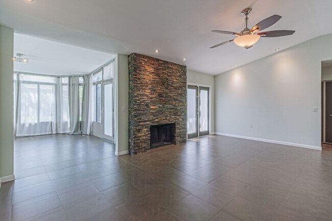 Building Photo - Modern Design 3 Bedroom 2 Bath, 2 car Gara...