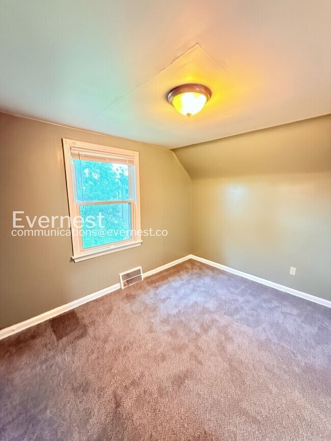Building Photo - Charming Home with Detached Garage and Basement! | Pet Friendly