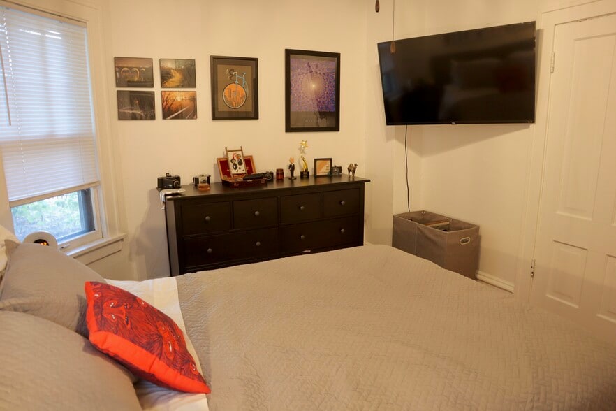 Building Photo - 618 Adams Street NE