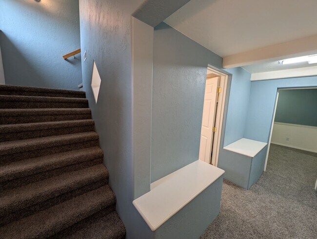 Building Photo - Easy Commute with Stunning Views!