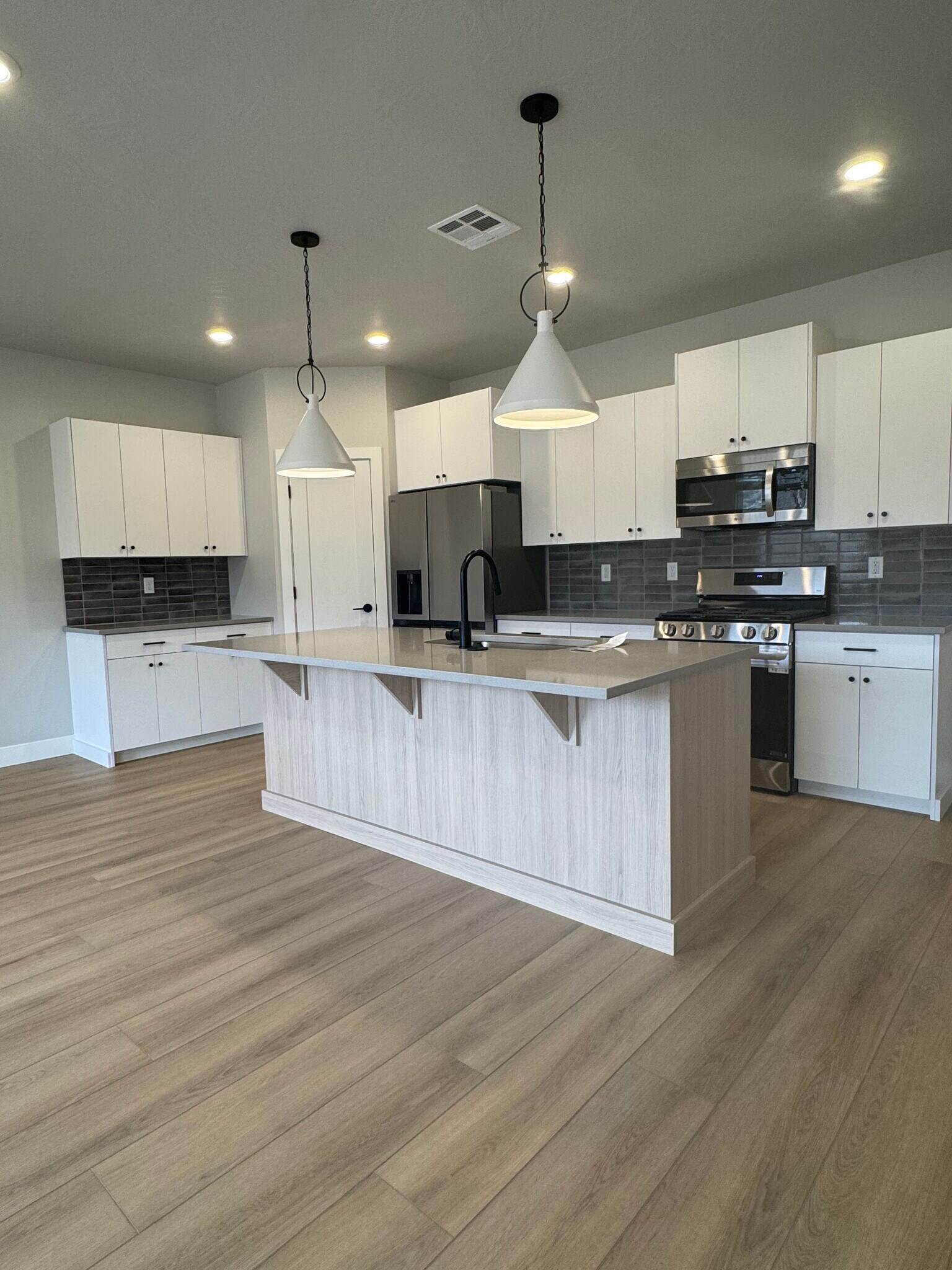 Building Photo - 3990 E Fossil Way