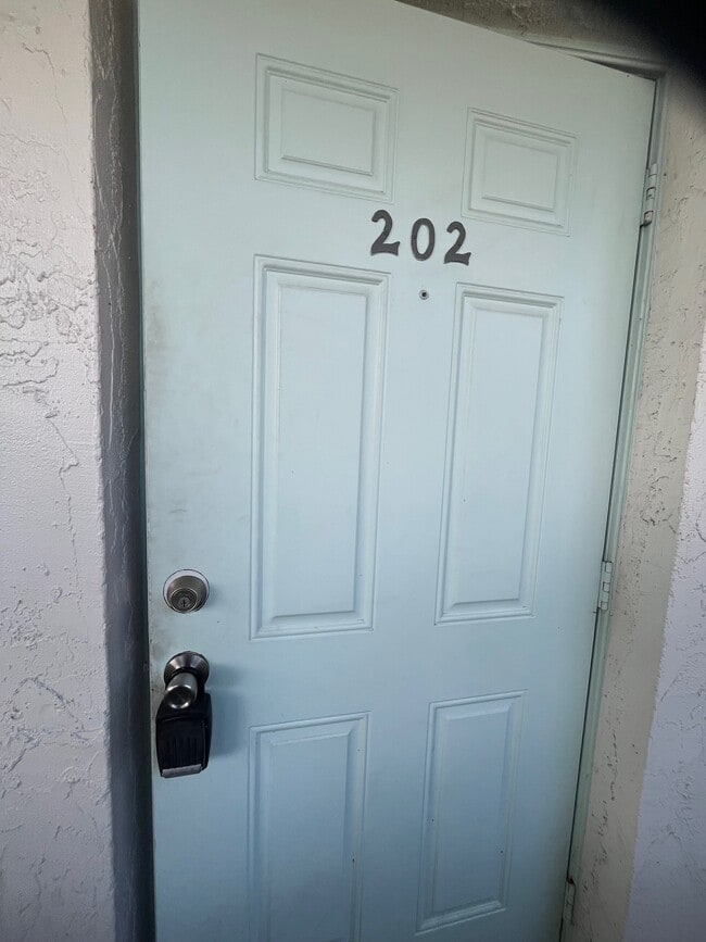 Building Photo - 1227 NE 5th Ter