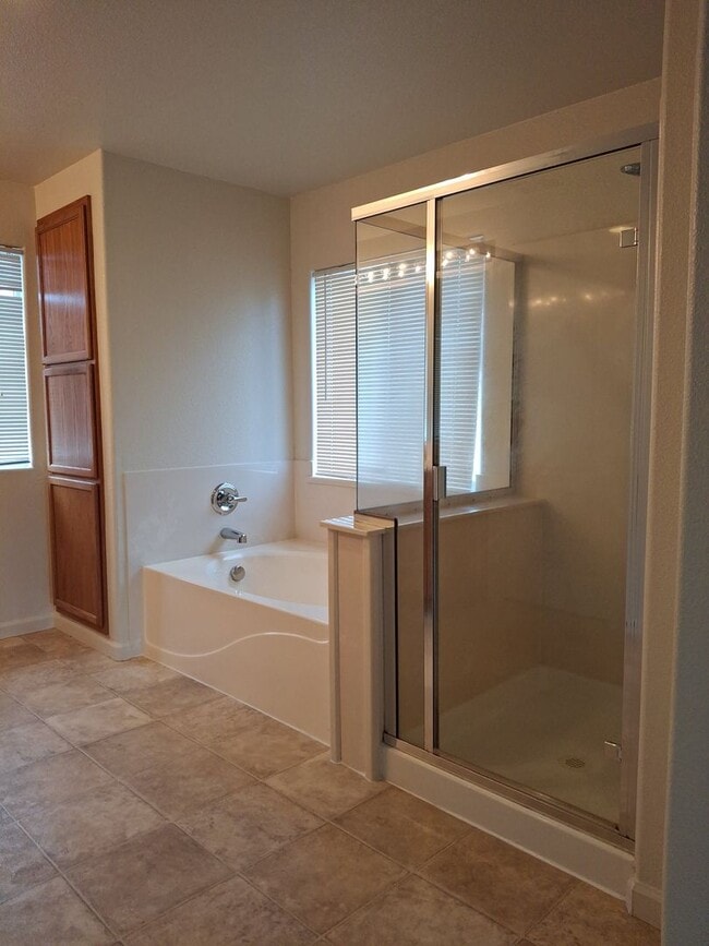 Building Photo - Lincoln Crossing, 2 Story 4 Bedroom, 2.5 bath, 2225sqft, Access to Clubhouse Pool & Amenities, Cu...