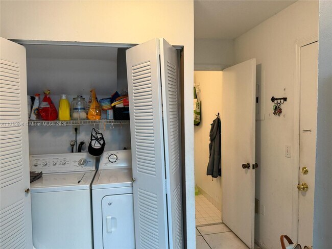 Building Photo - 6245 SW Kendale Lakes Cir