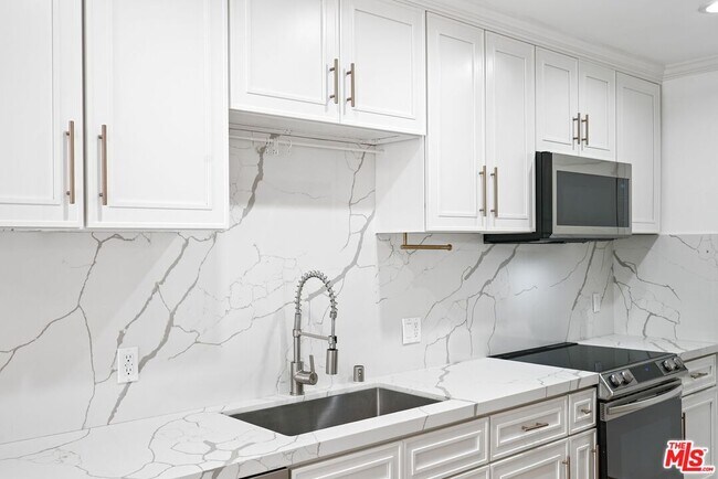 Building Photo - 7270 Hillside Ave