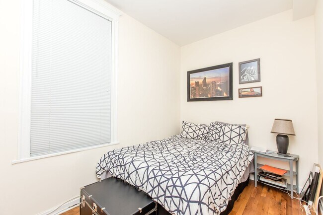 Building Photo - 2Bed/1Bath in Wicker Park with beautiful k...