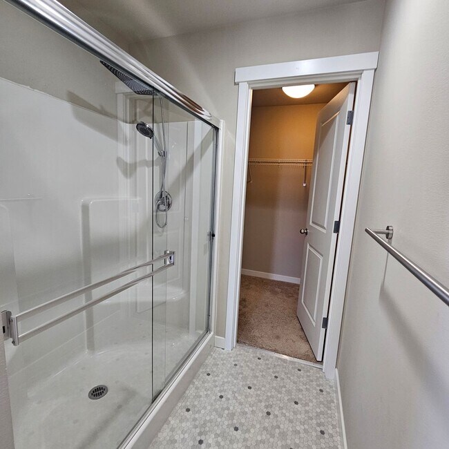 Building Photo - 2444 Seringa Ave