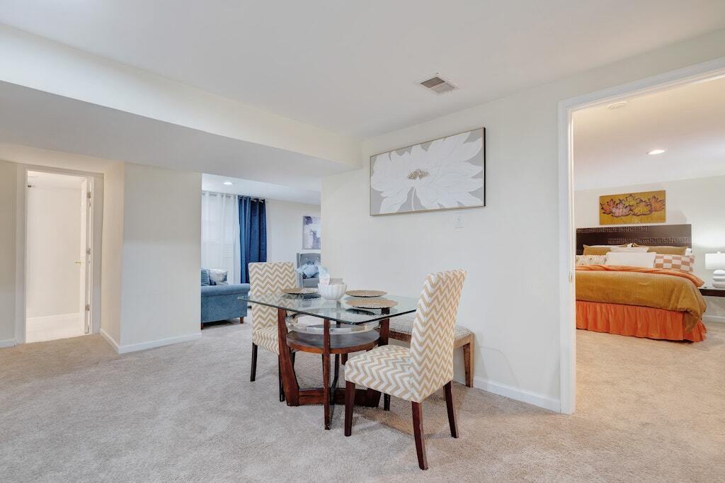 Sitting Area - 900 E Tantallon Dr