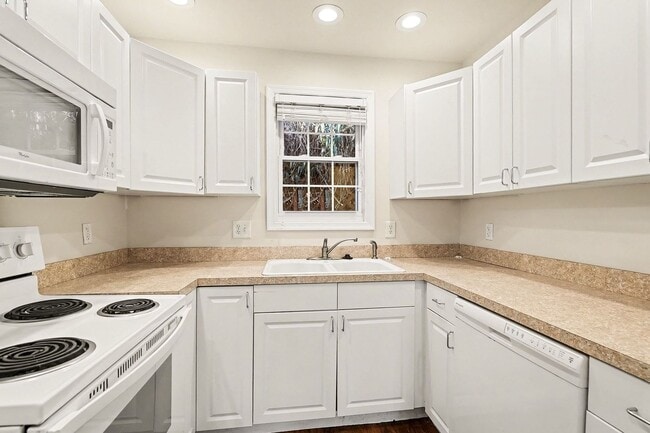 Building Photo - Cozy Cottage in Downtown Fredericksburg