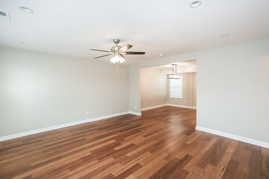 Building Photo - 434 Glencroft Dr