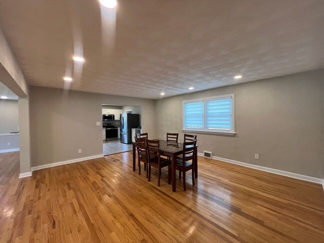 Building Photo - Updated and Spacious ranch in CAMELLIA ACRES