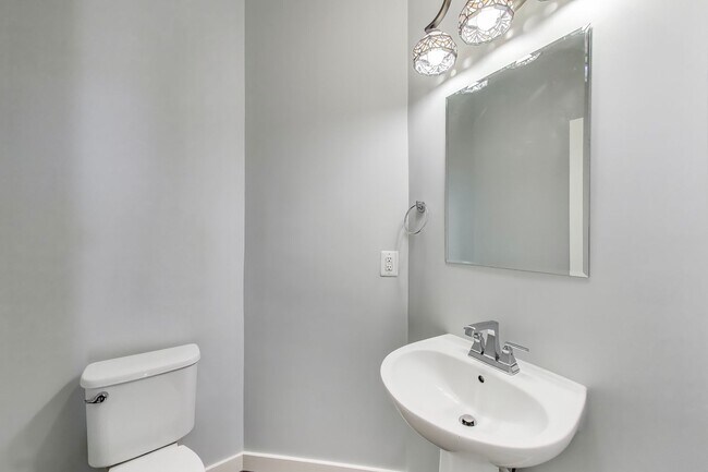 Building Photo - Stunning 3BD/3.5BA luxury 4-level townhouse in Great Location!