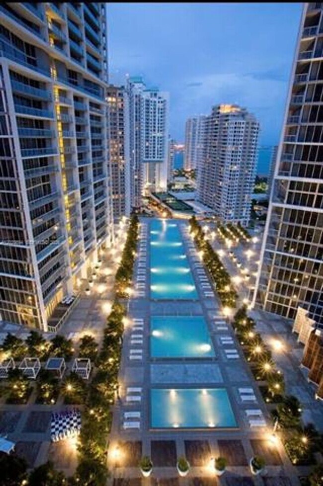 Building Photo - 495 Brickell Ave