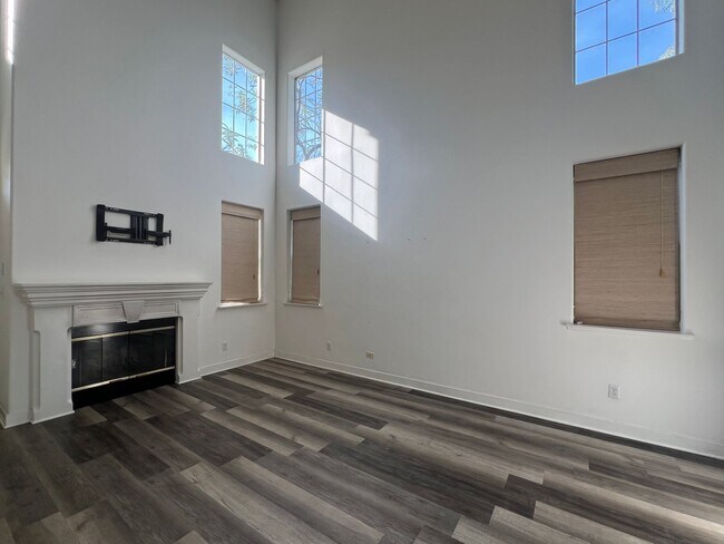 Building Photo - 1098 E Monticello Cir