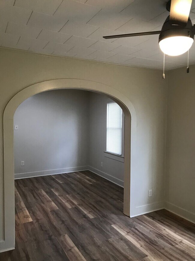 Building Photo - 2 bedroom 1 bath home for lease