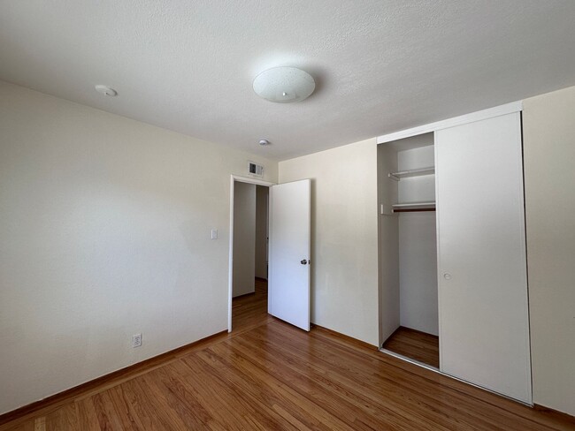 Building Photo - LARGE YARD, 3/2, Remodeled, AC, Cat Friend...