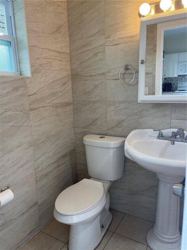 Building Photo - 1935 Liberty St