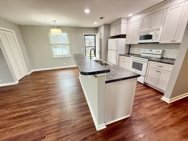 Building Photo - 3 Bedroom 1.5 Bath House w/Large Yard- Easy access to OHB and Nolensville Pk $1950