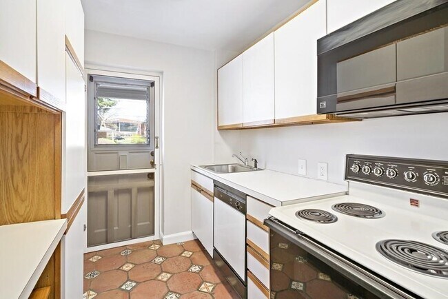 Building Photo - 23 Hammond Pond Pkwy