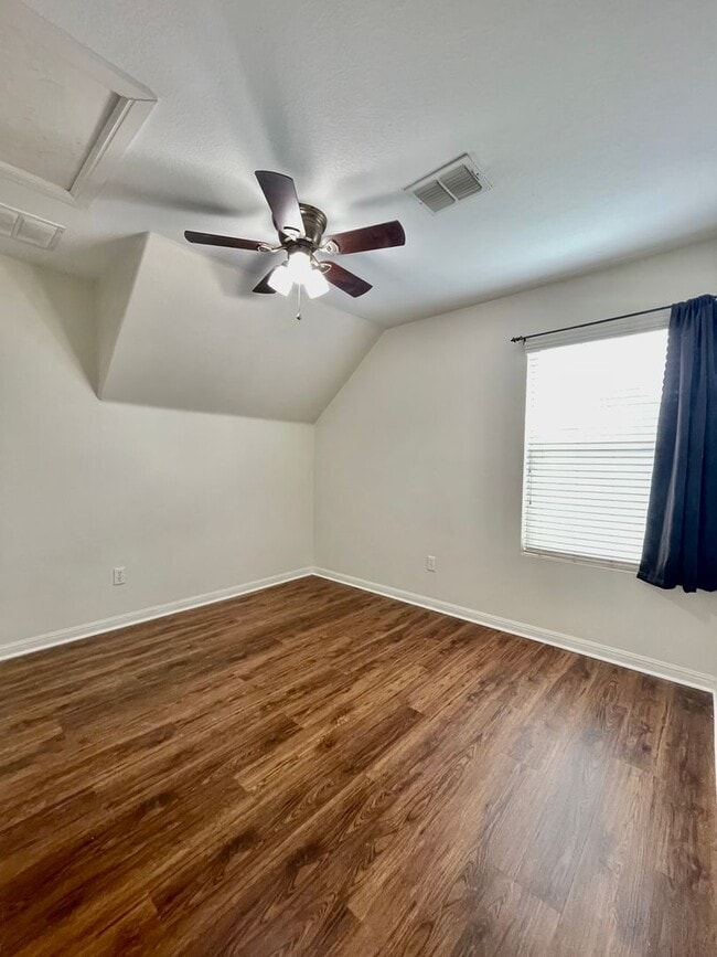 Building Photo - Superb Suburban Space! Multiple Living areas!