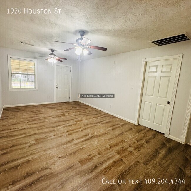 Building Photo - 1920 Houston St